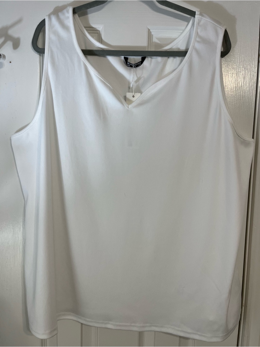 BloomChic White V-Neck Sleeveless Tank Top size 26 ribbed